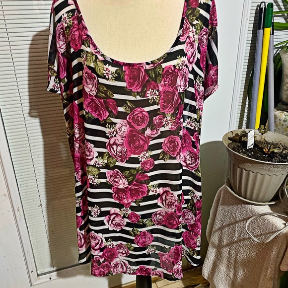 Torrid size 5X Floral print black/white strip top - Picture 1 of 5